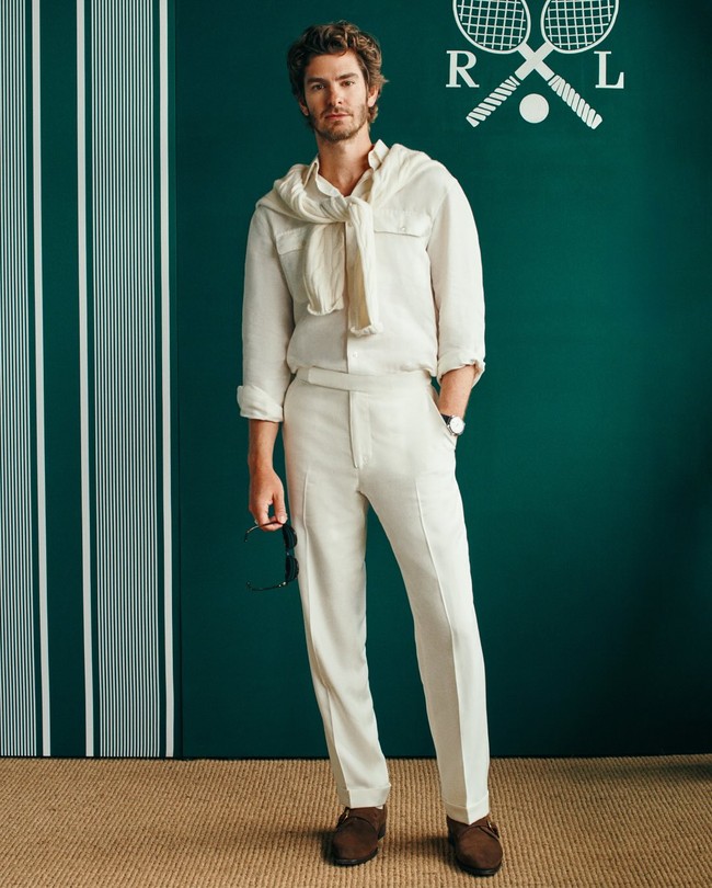 Busana Monica Barbaro serasi dengan kekasihnya yang serba putih dengan suede shoes berwarna cokelat. Foto: Instagram @ralphlauren