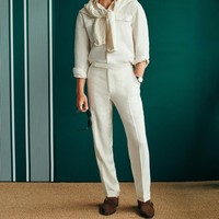 Busana Monica Barbaro serasi dengan kekasihnya yang serba putih dengan suede shoes berwarna cokelat. Foto: Instagram @ralphlauren