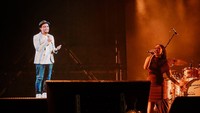 Momen dirinya konser bersama hologram mendiang suami, Glenn Fredly juga sempat menyita perhatian. Penampilan itu ia suguhkan di Glenn Fredly Live by The Bakuucakar: Holographic Performance pada 23 Mei 2025. Foto: Instagram/@mutiara_ayuu