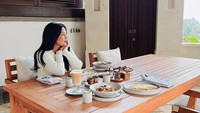 Momen sarapan di sebuah resort juga sempat dibagikan Mutia Ayu. Ia menikmati berbagai menu, seperti smoothies bowl, omelet, sourdough, dan cappuccino dari Uama Kalai Resort Bali. Foto: Instagram/@mutiara_ayuu