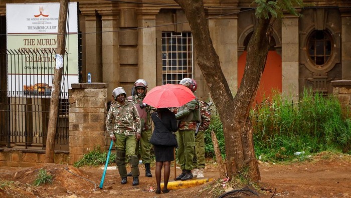 Suasana pusat kota Nairobi memanas pada Senin (7/7/2025) saat ribuan warga mengikuti aksi protes antipemerintah bertajuk Pawai Rakyat Saba Saba. Aksi massa ini memicu penjagaan ketat aparat kepolisian antihuru-hara yang dikerahkan untuk mengantisipasi potensi kericuhan. REUTERS/Thomas Mukoya