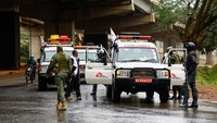 Petugas polisi antihuru-hara menghentikan sebuah ambulans milik organisasi kemanusiaan Dokter Lintas Batas (Médecins Sans Frontières/MSF) di barikade pengamanan di pusat kota Nairobi, Kenya, Senin (7/7/2025). REUTERS/Thomas Mukoya