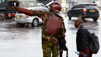 Pihak berwenang mengimbau warga untuk tetap tenang dan mematuhi aturan demi mencegah bentrokan di lapangan, sementara sejumlah ruas jalan di pusat kota terpantau macet akibat pengalihan arus lalu lintas. REUTERS/Thomas Mukoya