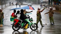 Demonstran menuntut perbaikan kesejahteraan serta kebebasan sipil yang lebih luas. REUTERS/Thomas Mukoya