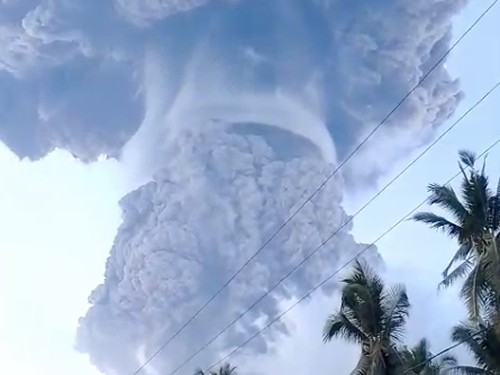 Gunung Lewotobi Laki-laki di NTT meletus siang tadi dan memuntahkan kolom abu mencapai 18 ribu meter. Penampakan kolom abu itu pun mengerikan.