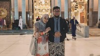 Kedekatan mereka sudah terjalin selama karantina. Namun, mereka baru menikah jauh beberapa tahun setelah acara selesai. (Aku) punya pacar, pacar pertama 7 tahun (lama pacaran). Ini dia (pacar) yang kedua, 7 tahun juga sampai akhirnya nikah. Kata dia, Kayaknya aku karma harus 7 tahun juga buat menikahimu, celoteh Nia menirukan ucapan Adit. Foto: dok. Instagram Nia dan Adit @niadit_poll