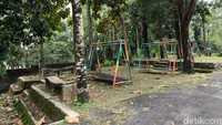 Fasilitas tempat bermain anak seperti ayunan hingga jungkat-jungkit.