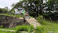 Tempat kemah Objek Wisata Sidomba yang dipenuhi rumput hijau dan pepohonan yang rindang.