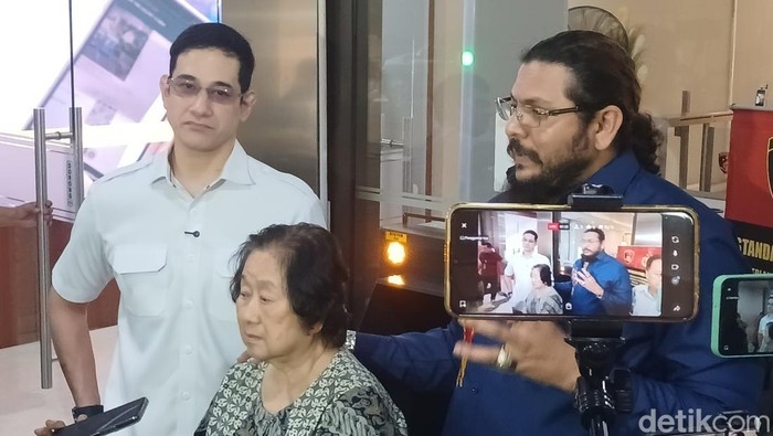 Okan Kornelius temani tante laporkan kasus mafia tanah.