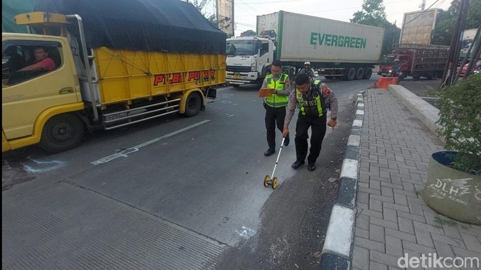 Polisi melakukan olah TKP kecelakaan yang menewaskan warga Weleri, Kendal di Jalan Pantura, Senin (7/7/2025).
