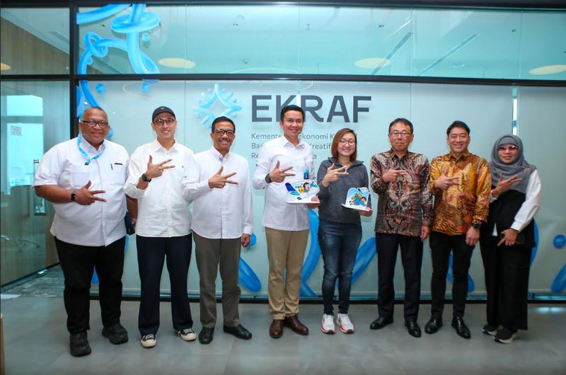 ki-ka) Iman Santosa - Direktur Penerbitan dan Fotografi, Rakhman Azhari, Co-founder Mindblowon Studio (Tahilalats), Ade R. Susardi - Direktur Garuda Indonesia Tahun 2020-2025 dengan jabatan akhir sebagai Direktur Niaga, Wamildan Tsani Panjaitan - Direktur Utama Garuda Indonesia, Irene Umar - Wakil Menteri Ekonomi Kreatif (Wamen Ekraf) Indonesia, Atsushi Kurita - Presiden Direktur PT MMKSI, Kazuto Azuma - Direktur After Sales PT MMKSI, Yuana Rochma Astuti - Direktur Konten Digital Kementerian Ekonomi Kreatif