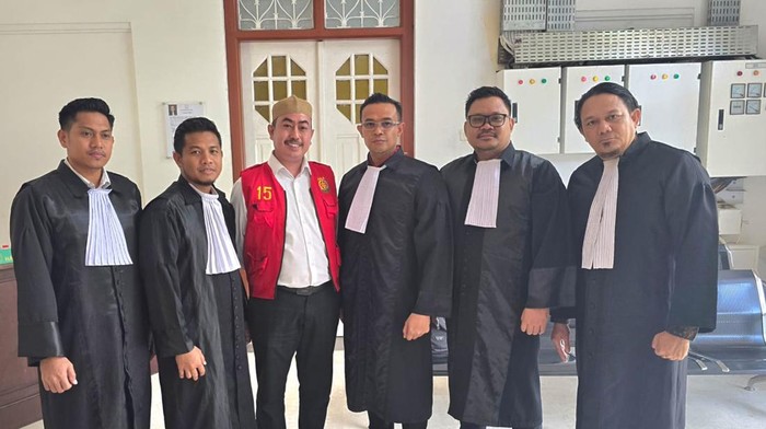 Owner Raja Glow, Agus Salim dan penasihat hukumnya usai divonis pidana penjara selama 10 bulan dan denda Rp 1 miliar atas kasus pengedaran obat herbal yang mengandung bahan berbahaya bisakodil.