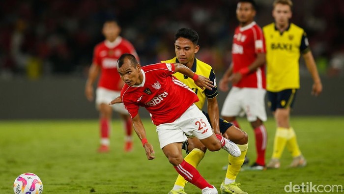 Oxford United tampil dominan saat menghadapi Liga Indonesia All Star di Piala Presiden 2025. Sembilan gol tercipta, Ole Romeny dkk menang 6-3.
Indonesia All Star menghadapi Oxford United di Stadion Gelora Bung Karno, Minggu (6/7/2025) malam WIB