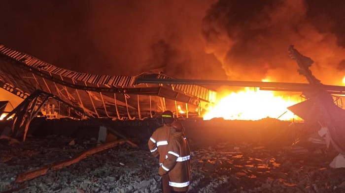 Petugas berusaha memadamkan kebakaran di pabrik sepatu milik PT. Dwi Sentosa Ngawi.