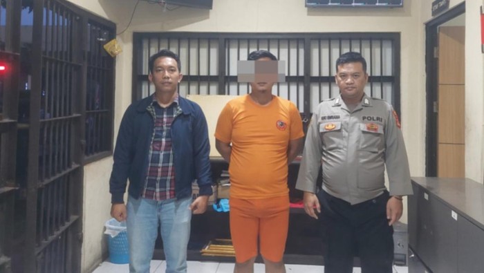 Pelaku (tengah) penganiayaan petugas koperasi merah-putih di Garut