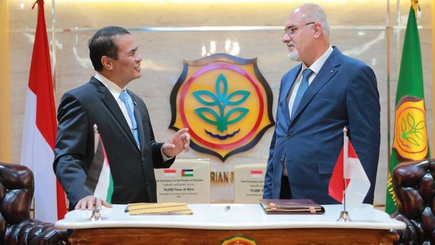 Pemerintah Indonesia menyalurkan bantuan kemanusiaan berupa 10.000 ton beras kepada Palestina. Bantuan ini diserahkan langsung secara simbolis oleh Menteri Pertanian (Mentan) Andi Amran Sulaiman kepada Menteri Pertanian Negara Palestina Rezq Basheer-Salimia pada Senin (7/7/2025) di Kantor Pusat Kementerian Pertanian (Kementan), Jakarta Selatan. (Dok. Kementan)