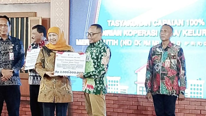 Gubernur Khofifah memberikan bantuan ke Pemkab Ponorogo secara simbolis