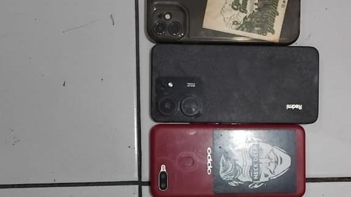 Penampakan handphone yang dicuri dari penonton konser musik di Pati, Minggu (6/7/2025).