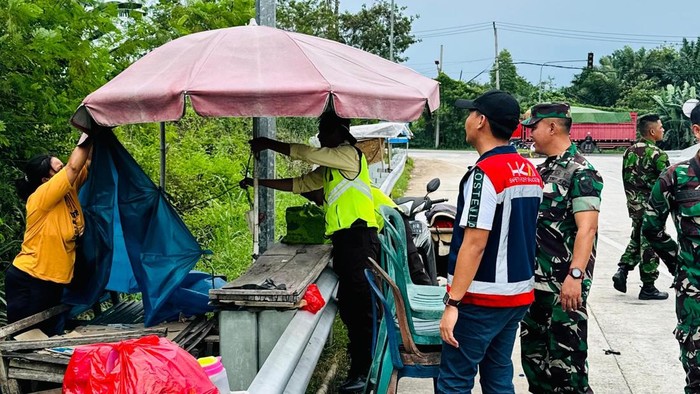 Penertiban PKL di pintu Tol Terbanggi Besar.