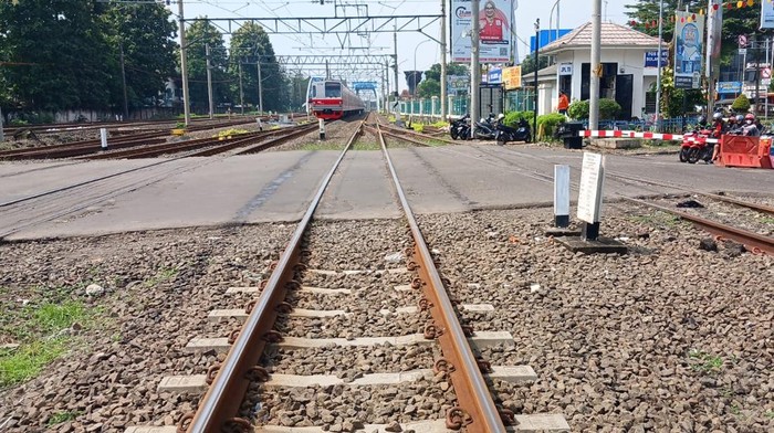 PT Kereta Api Indonesia (Persero) Daerah Operasi 1 Jakarta akan melakukan perbaikan jalur yang bersifat urgent pada perlintasan sebidang kereta api di Jl. Perjuangan, tepatnya pada km 26+7/8 yang berada di jalur II, III, V, dan VI wilayah Stasiun Bekasi.