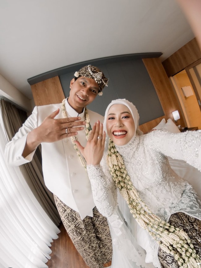 8 Foto Inspirasi Pengantin Adat Jawa Dari Pernikahan Atlet Megawati Hangestri