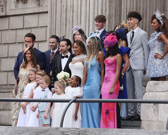 Mel B membagikan kabar bahagia tersebut melalui unggahan di Instagram dengan foto mereka berdiri di depan gereja tersohor tersebut, disertai keterangan singkat bertuliskan, 05.07.25.Pernikahan ini menjadi yang ketiga bagi perempuan 50 tahun itu. Ketiga putri Mel, yakni Phoenix Chi (26), Angel Iris (18), dan Madison (13) ikut ambil bagian di hari penting ibu mereka dengan menjadi pengiring pengantin. (Foto: Neil Mockford/GC Images)