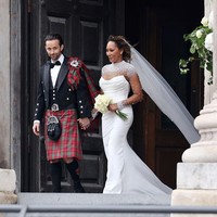 Dalam upacara pernikahan, Mel B tampil anggun mengenakan gaun ivory rancangan khusus dari Josephine Scott dan Evelie Bridal. Adapun Rory yang berprofesi sebagai penata rambut memakai busana tradisional Skotlandia dengan kilt yang khas. Untuk penampilannya di Katedral St. Paul, Melanie B menginginkan gaun rancangan khusus yang mencerminkan kekuatan, sensualitas, dan kemewahan yang tak lekang oleh waktu, ujar Caroline Black, pemilik butik Evelie Bridal kepada kantor berita PA. (Foto: Neil Mockford/GC Images)