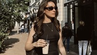 Di Italia, Natasha mengunjungi Fidenza Village, wisata belanja di Italia. Sambil lihat-lihat, ia ditemani segelas minuman dingin mirip kopi. Foto: Instagram natasharyder