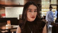 Begini pesona Natasha saat makan di sebuah restoran bernuansa intimate. Ia berpose dengan memegang gelas champagne. Foto: Instagram natasharyder