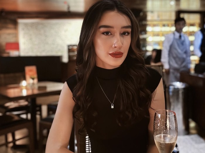 Pesona Natasha Ryder Saat Pose di Resto Prancis hingga Makan Es Krim