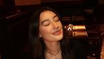 Pesona Natasha Ryder Saat Pose di Resto Prancis hingga Makan Es Krim