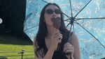 Pesona Natasha Ryder Saat Pose di Resto Prancis hingga Makan Es Krim