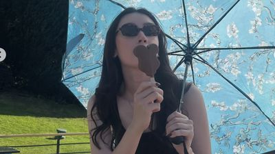 Pesona Natasha Ryder Saat Pose di Resto Prancis hingga Makan Es Krim