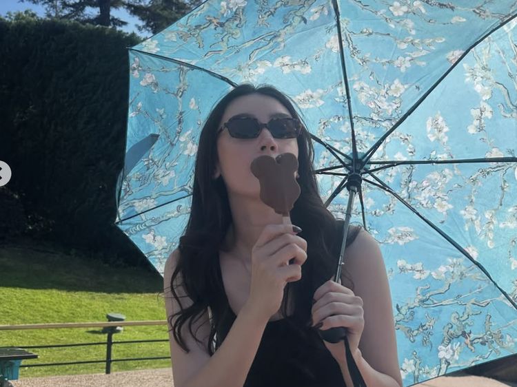 Pesona Natasha Ryder Saat Pose di Resto Prancis hingga Makan Es Krim