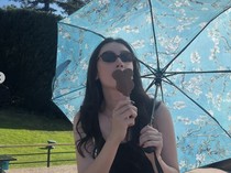 Pesona Natasha Ryder Saat Pose di Resto Prancis hingga Makan Es Krim