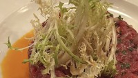 Selain escargot, Natasha juga memamerkan menu beef tartar yang dia pesan. Olahan daging sapi mentah ini disajikan bersama bumbu cabai. Foto: Instagram natasharyder