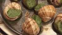 Ini dia menu escargot pesanan Natasha. Tampak disajikan dalam satu pan agak besar dengan balutan saus rempah warna hijau. Foto: Instagram natasharyder