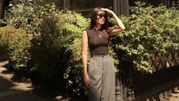 Saat di Prancis, Natasha berpose di depan restoran legendaris sejak 1832. Namanya LEscargot Montorgueil yang punya hidangan andalan escargot. Foto: Instagram natasharyder