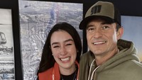 Natasha bertemu Orlando Bloom dalam acara balap 24 Hours of Le Mans di Prancis. Saat itu aktris 26 tahun tersebut sampai menangis terharu karena bisa berbicara langsung dengan idolanya. Foto: Instagram natasharyder