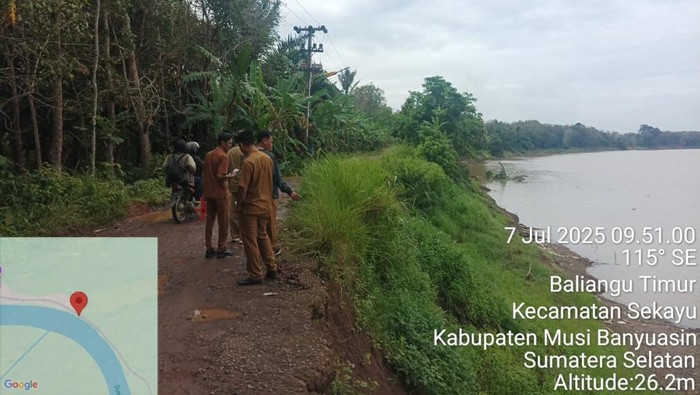 Petugas saat mengecek longsor yang terjadi di Muba