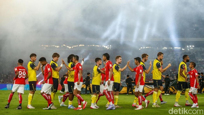 Liga Indonesia All Star kalah 3-6 dari Oxford United pada laga perdana Piala Presiden 2025. Pelatih tim Rahmad Darmawan menyebut timnya sempat gugup.