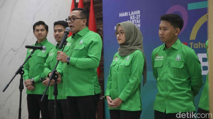 Ketua OC Harlah DPP PKB, Ahmad Iman Sukri (ketiga kiri) didampingi para Wakil Ketua Harian (dari kiri ke kanan), Riezal Ilham Pratama, Najmi Mumtaz, Gielbran Muhammad Noor, Nadya Alfi Roihana dan Muhammad Aji Pratama menyampaikan konferensi pers di DPP PKB, Jakarta Pusat, Senin (7/7/2025). Rencananya, Harlah PKB akan dihadiri oleh Presiden Prabowo Subianto.
