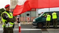 Selain di perbatasan dengan Jerman, kontrol serupa juga diberlakukan di titik perbatasan dengan Lithuania, seiring upaya pemerintah Polandia untuk meningkatkan kewaspadaan terhadap potensi migrasi ilegal dan perdagangan manusia di kawasan tersebut. REUTERS/Lisi Niesner