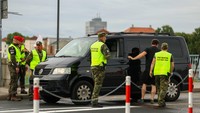 Penjaga perbatasan Polandia terlihat memeriksa sejumlah kendaraan yang melintas di kawasan perbatasan Polandia-Jerman, tepatnya di dekat kota Frankfurt an der Oder, Jerman, Senin (7/7/2025). REUTERS/Lisi Niesner