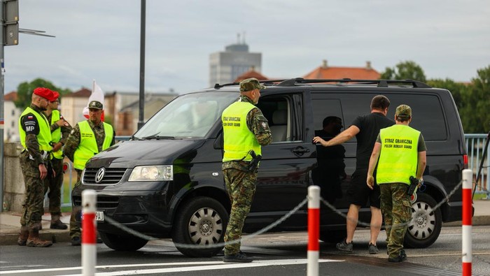 Polandia Perketat Perbatasan Jerman-Lithuania, Waspadai Migrasi Pemerintah Polandia mulai memberlakukan kontrol ketat di perbatasan dengan Jerman dan Lithuania sebagai langkah untuk mengantisipasi lonjakan migrasi. Penjaga perbatasan Polandia terlihat memeriksa sejumlah kendaraan yang melintas di kawasan perbatasan Polandia-Jerman, tepatnya di dekat kota Frankfurt an der Oder, Jerman, Senin (7/7/2025). REUTERS/Lisi Niesner