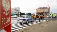 Langkah ini diambil menyusul meningkatnya kekhawatiran atas pergerakan migran yang mencoba memasuki wilayah Polandia melalui jalur darat. Batu pembatas negara terlihat jelas ketika petugas melakukan pemeriksaan dokumen dan memantau aktivitas kendaraan, demi memastikan arus migrasi tetap terkendali dan tidak menimbulkan potensi masalah keamanan. REUTERS/Lisi Niesner