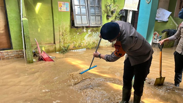 Polisi Bantu Bersih-bersih Rumah Warga Terdampak Banjir di Kebon Pala Jaktim