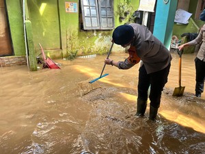 Polisi Bantu Bersih-bersih Rumah Warga Terdampak Banjir di Kebon Pala Jaktim