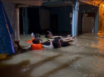 Ibu Hamil Mau Melahirkan Dievakuasi Pakai Ban di Tengah Banjir