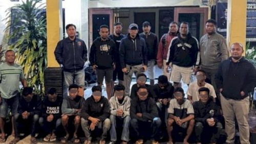 Polisi menanggkap para pelaku pengeroyokan terhadap mahasiswa di Polsek Kota Raja, Kota Kupang, NTT, Minggu (6/7/2025).